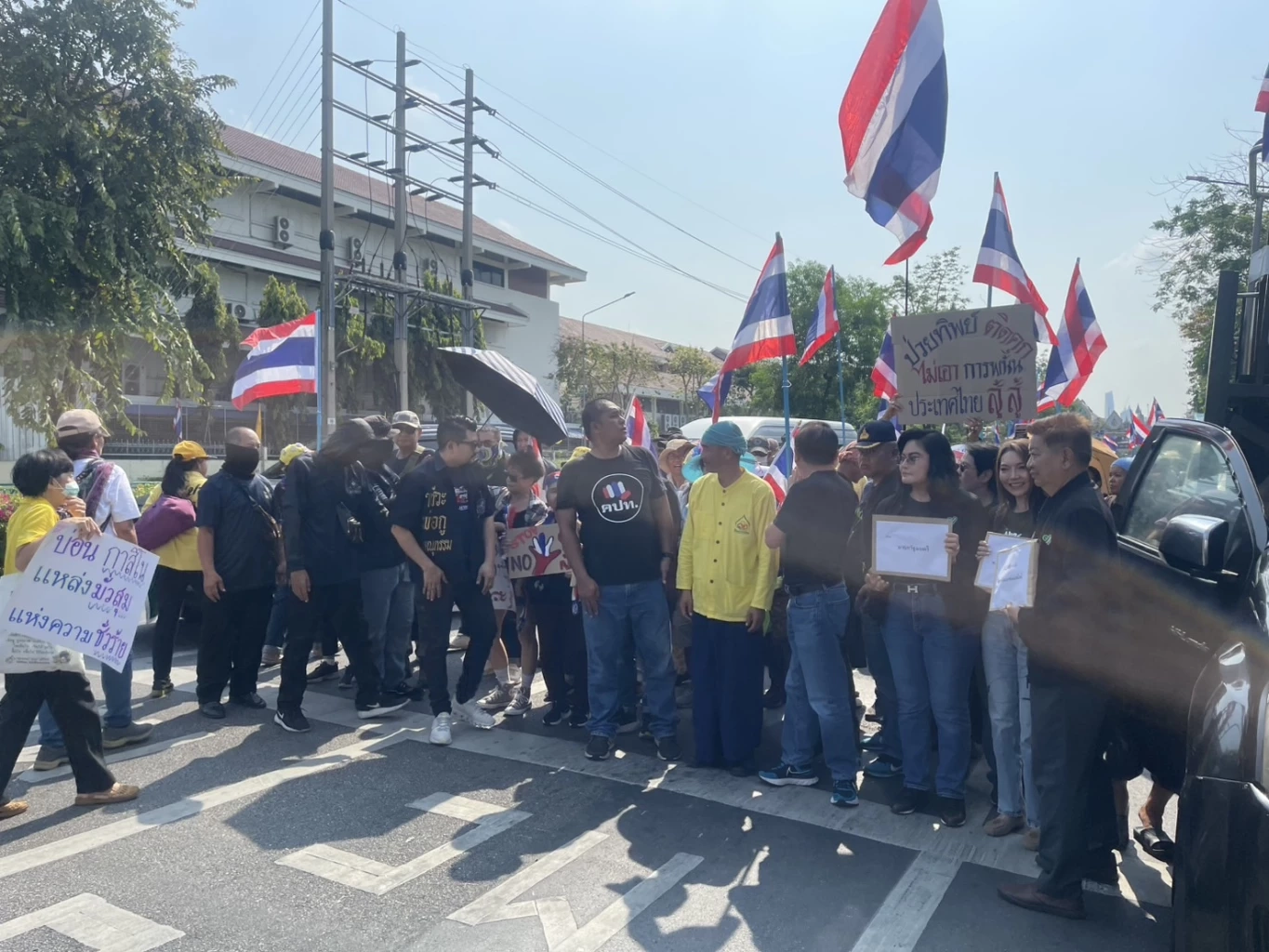 ม็อบบุกทำเนียบ ยื่นแสนรายชื่อต้านกาสิโน ขู่ยกระดับหากยังดื้อ