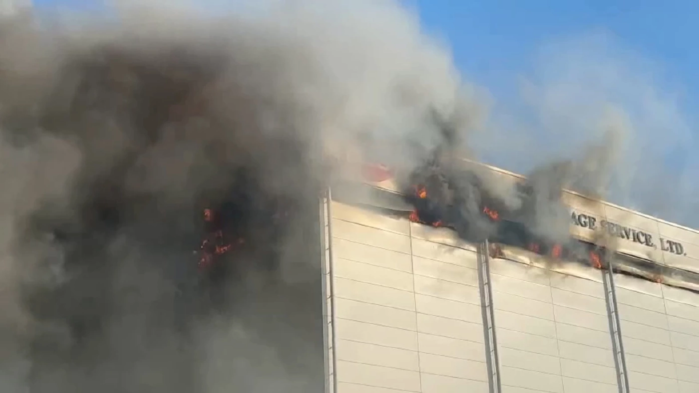 อัปเดตไฟไหม้ใหญ่คลังสินค้าบางพลี 19 ชม.ยังเข้าภายในไม่ได้ ชั้นวางของถล่ม