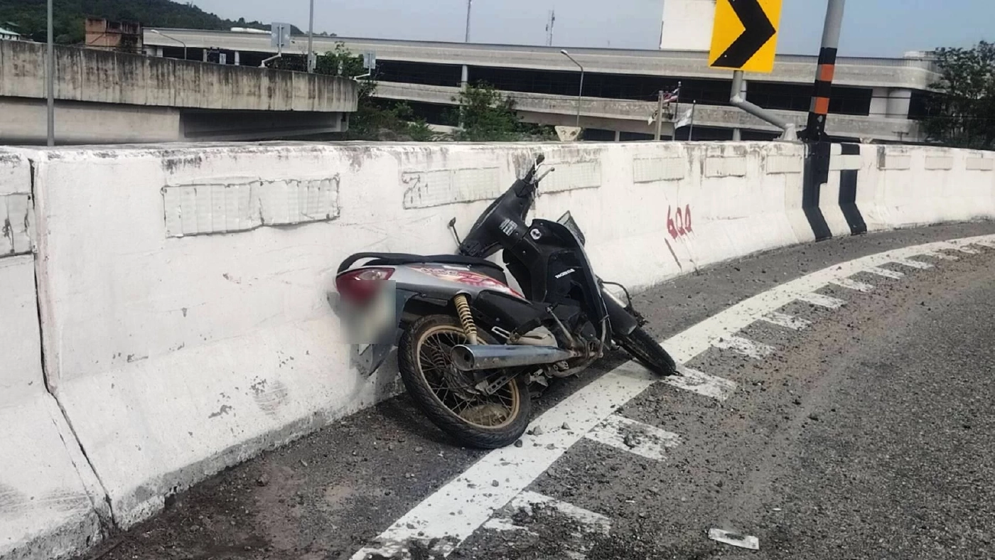 สาวโรงงานชลบุรี เลิกงานออกกะ ขี่จยย.ชนราวสะพานเกือกม้าตกลงดับ