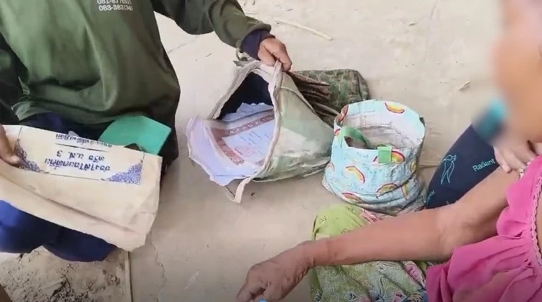 สลด! หญิงชราพิการ ร่ำไห้มองไฟไหม้บ้าน หลังเพื่อนบ้านช่วยออกมา เผยสาเหตุ