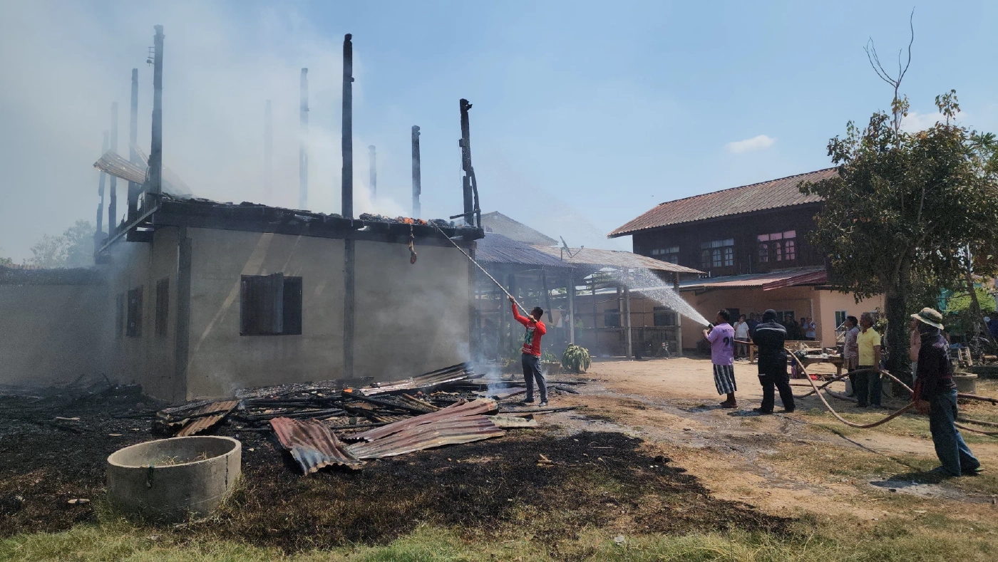 สลด! หญิงชราพิการ ร่ำไห้มองไฟไหม้บ้าน หลังเพื่อนบ้านช่วยออกมา เผยสาเหตุ