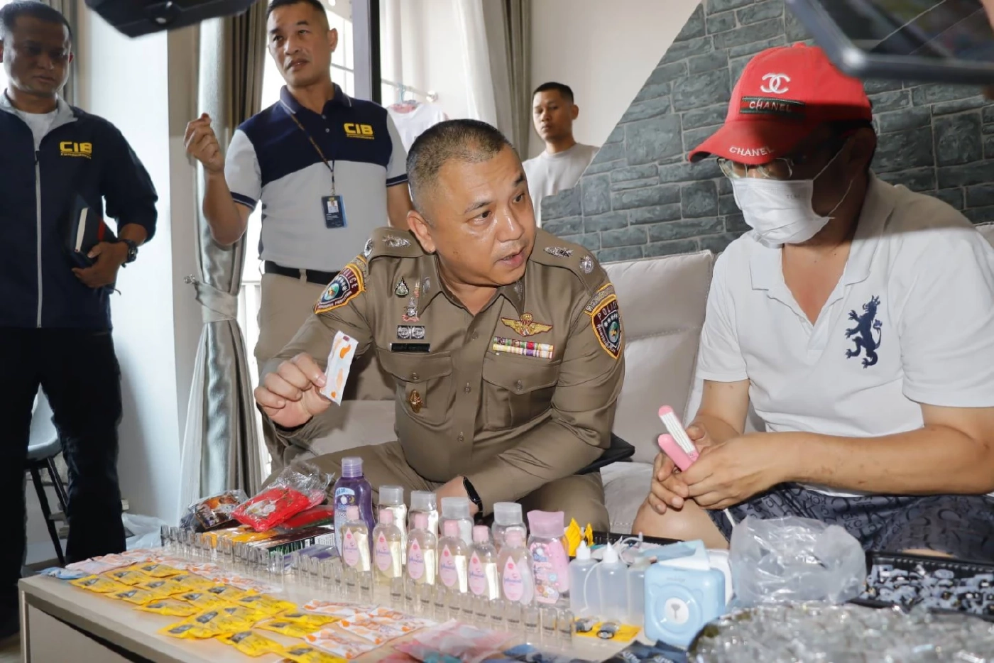 ทลายแหล่งผลิตบุหรี่ไฟฟ้าซอมบี้ - พอตเค เปิดร้านกัญชาบังหน้า