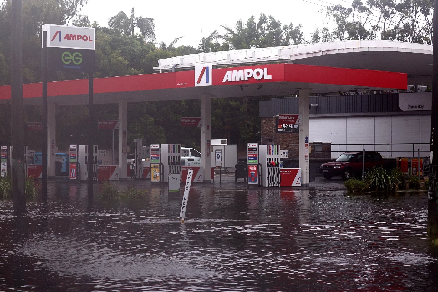 พายุอัลเฟรดขึ้นฝั่งออสเตรเลีย จมน้ำดับ 1 คน ทหารเจ็บ 13 นาย