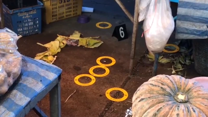 รัวยิงกลางตลาดสด พ่อค้าหมูสาดกระสุนใส่พ่อค้าปลา เหตุเมียตีกัน