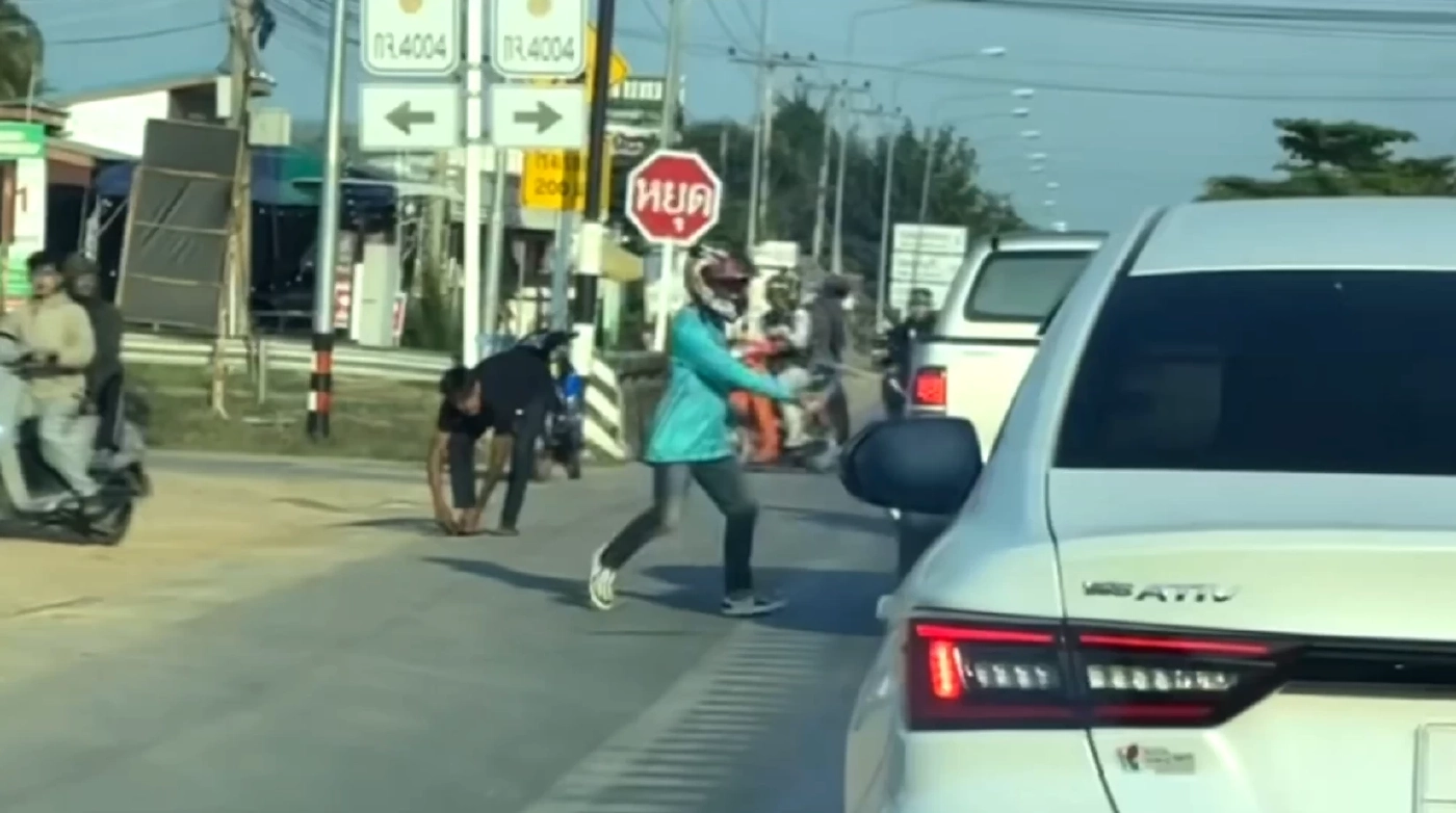 รวบแล้ว! แก๊งเด็กแว้น ปาหินใส่กระจกรถกระบะทะลุ ขณะจอดติดไฟแดง