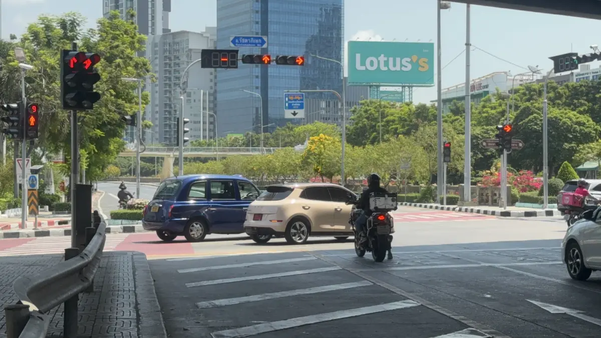 ผ่านแยกนี้ต้องระวัง! เตือนอุบัติเหตุซ้ำซาก มองสัญญาณไฟจราจรผิด