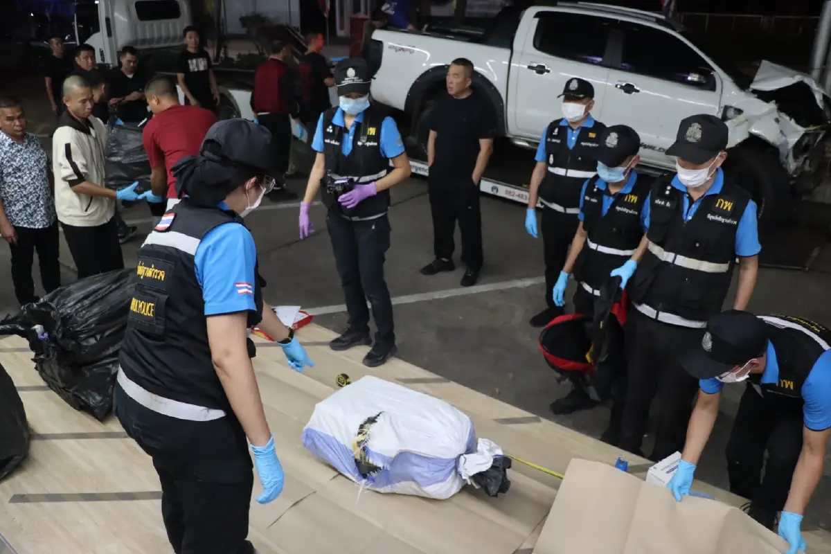 กระบะ หนีด่านตรวจ พุ่งชน 18 ล้อพังยับ ค้นรถเจอยาบ้า 5 ล้านเม็ด