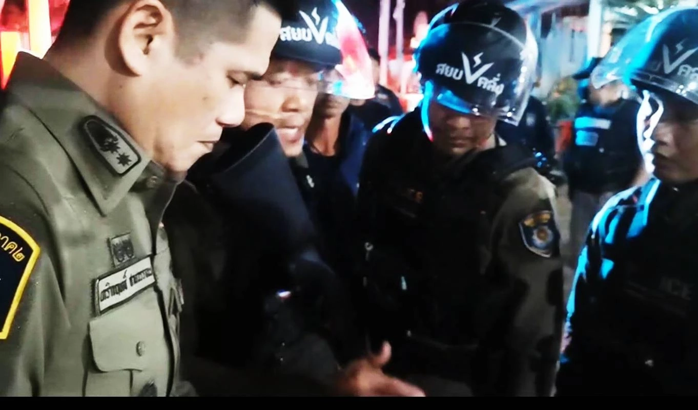 ตำรวจบ้านฉางบุกชาร์จ "พ่อคลั่งยา จับลูกสาววัย 12 เป็นตัวประกัน"