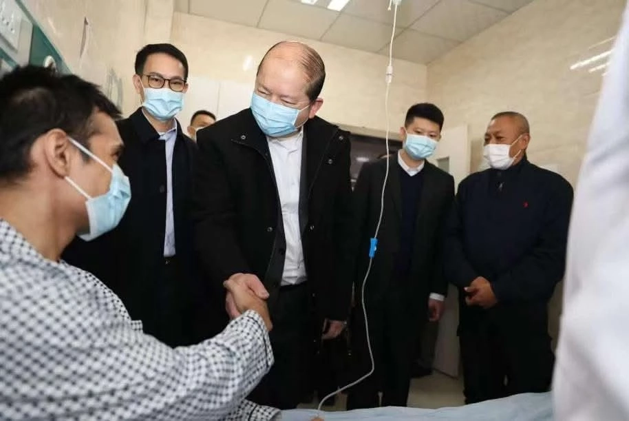 สถานทูตจีนเผยภาพ "ชาวอุยกูร์" กลับถึงบ้านพบครอบครัวแล้ว