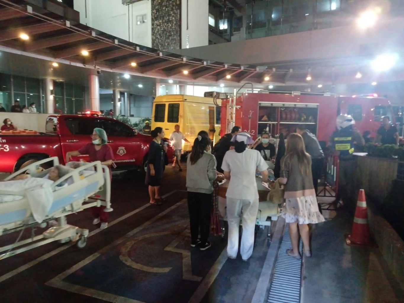 ด่วน! เกิดเหตุเพลิงไหม้ รพ.รามาธิบดี จนท.ต้องเร่งอพยพผู้ป่วย