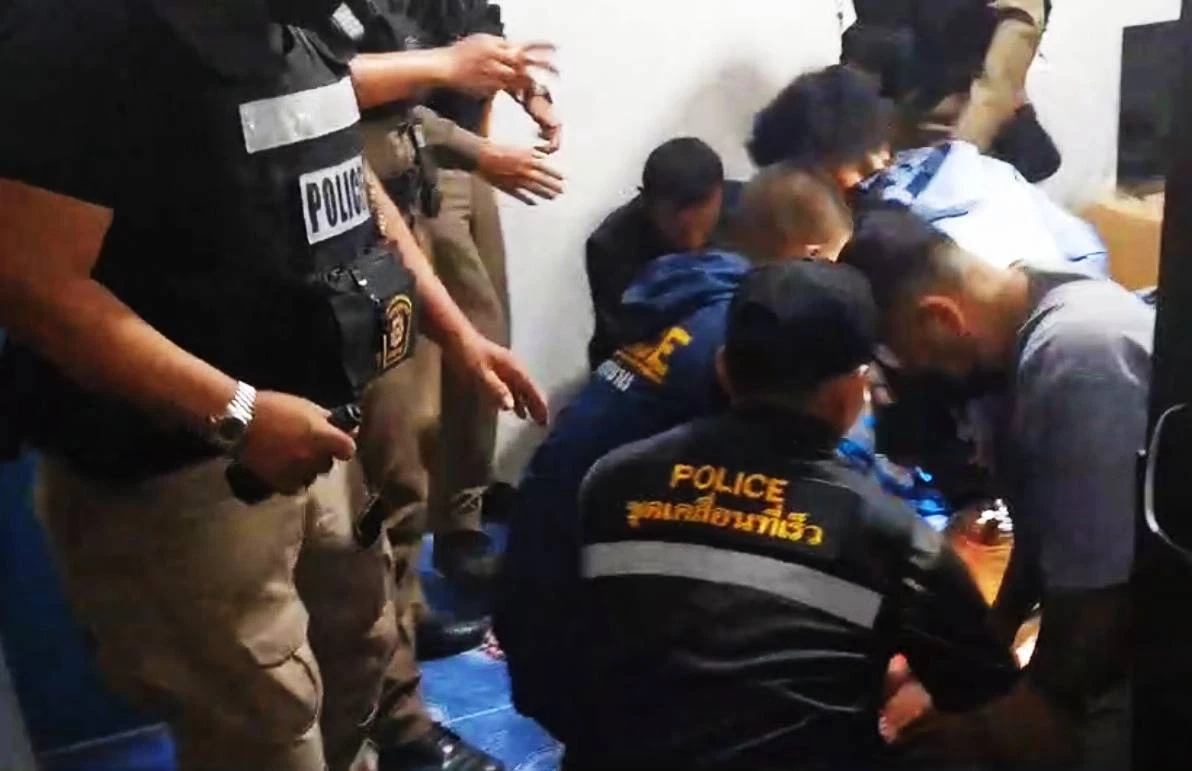 ตำรวจบ้านฉางบุกชาร์จ "พ่อคลั่งยา จับลูกสาววัย 12 เป็นตัวประกัน"