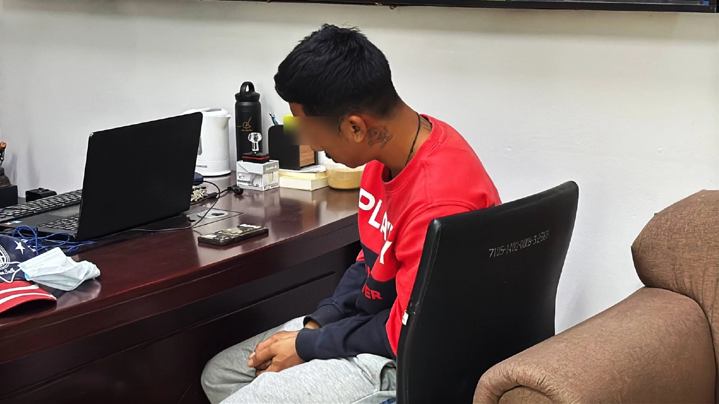 รวบแล้ว! แก๊งเด็กแว้น ปาหินใส่กระจกรถกระบะทะลุ ขณะจอดติดไฟแดง