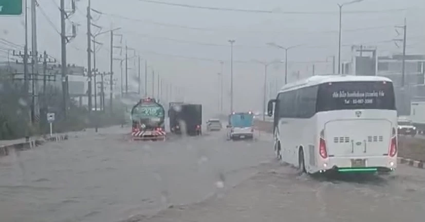 ด่วน! “ศรีราชา” ฝนถล่ม พักเดียวถนนหลายสายจมบาดาล ลึกสุดเป็นเมตร