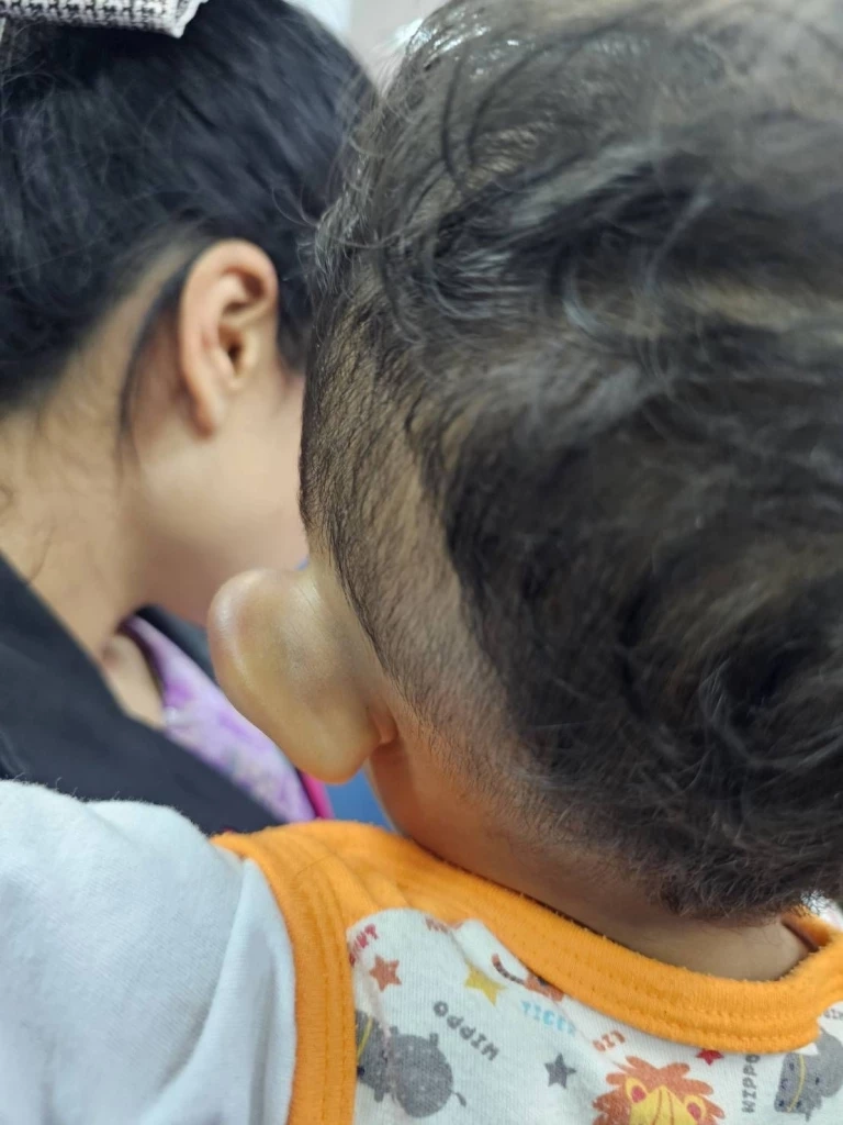 ชาวบ้านยกมือไหว้ท่วมหัว บุกช่วย 2 ขวบ พ้นขุมนรกจากพ่อโหดทาสยา