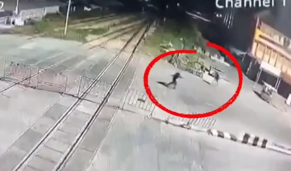 เปิดคลิป! คนร้ายขว้างระเบิด ยะลา-เผากล้อง "สายบุรี - ปะนาเระ"