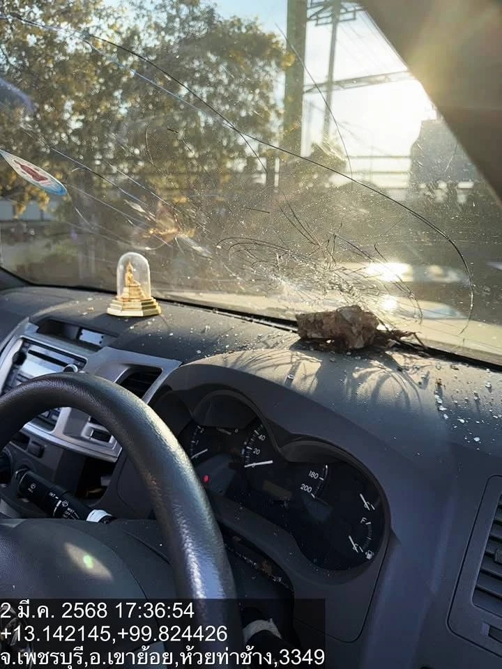 รวบแล้ว! แก๊งเด็กแว้น ปาหินใส่กระจกรถกระบะทะลุ ขณะจอดติดไฟแดง