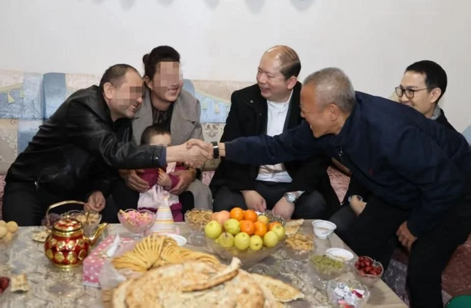 สถานทูตจีนเผยภาพ "ชาวอุยกูร์" กลับถึงบ้านพบครอบครัวแล้ว