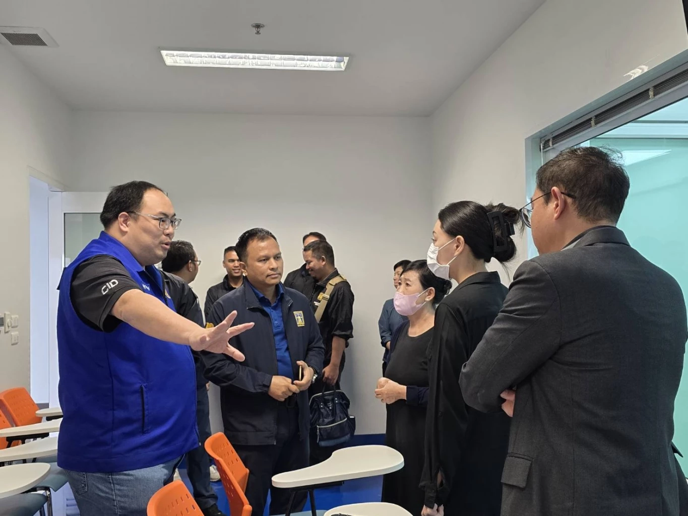 นายรัฐวิช จิตสุจริตวงศ์ ผู้อำนวยการส่วนกลางสอบสวนคดีอาญา กรมการปกครอง กับญาติ ผกก.โจ้