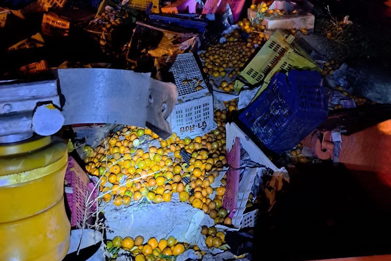 สลด! รถปิคอัพบรรทุกส้ม ลงเขาพุ่งชนแบริเออร์ พลิกคว่ำอัดก็อบปี้คนขับ