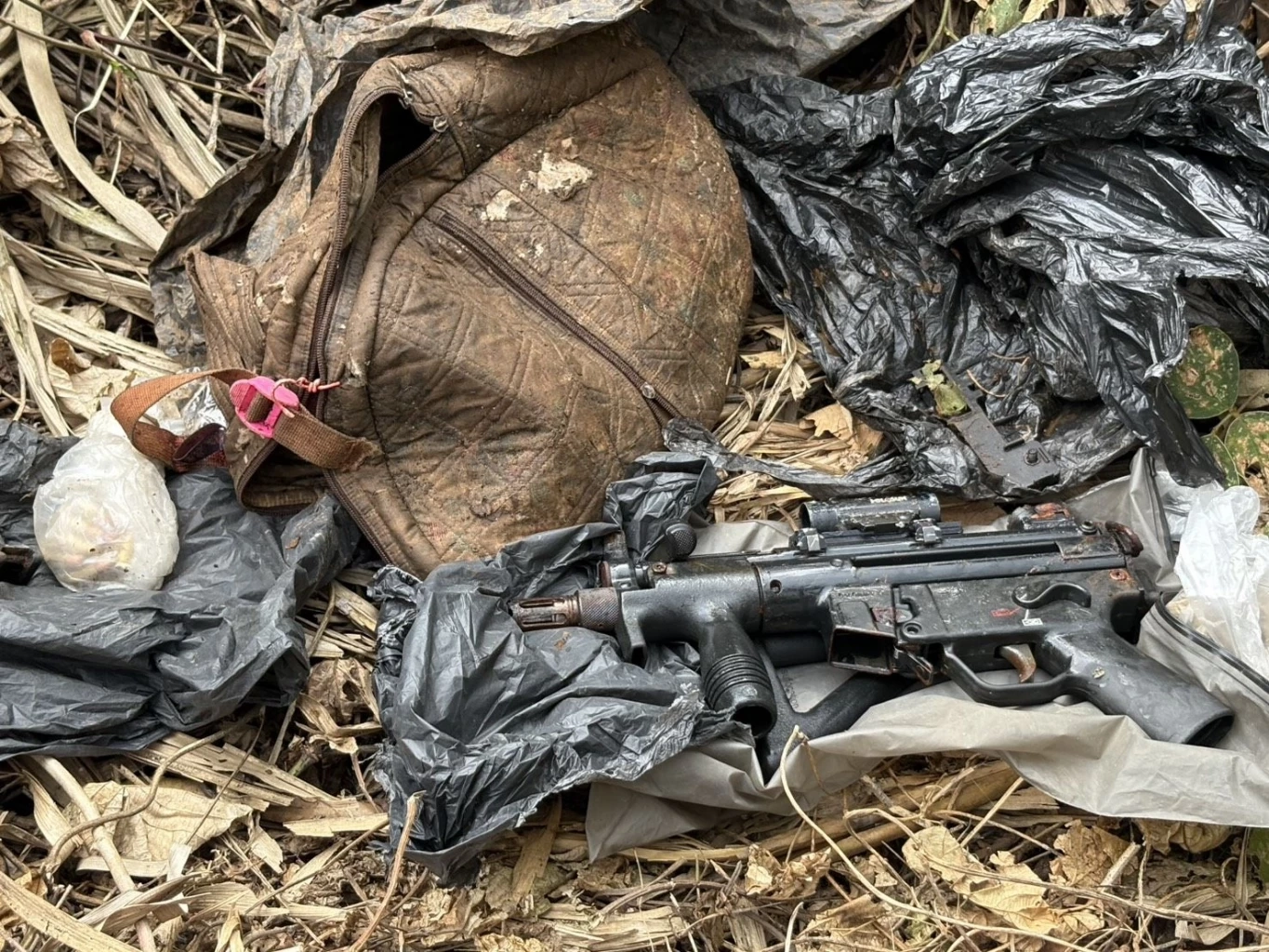 จับไอซ์ล็อตใหญ่ ซุกรถดัดแปลงคล้ายรถทหารกว่า 1,500 กก.