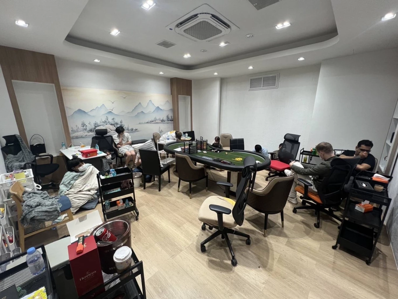 บุกทลายบ่อนโป๊กเกอร์กลางกรุง รวบผีพนันนานาชาติเกินครึ่งร้อย