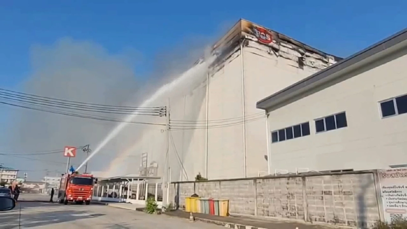 อัปเดตไฟไหม้ใหญ่คลังสินค้าบางพลี 19 ชม.ยังเข้าภายในไม่ได้ ชั้นวางของถล่ม
