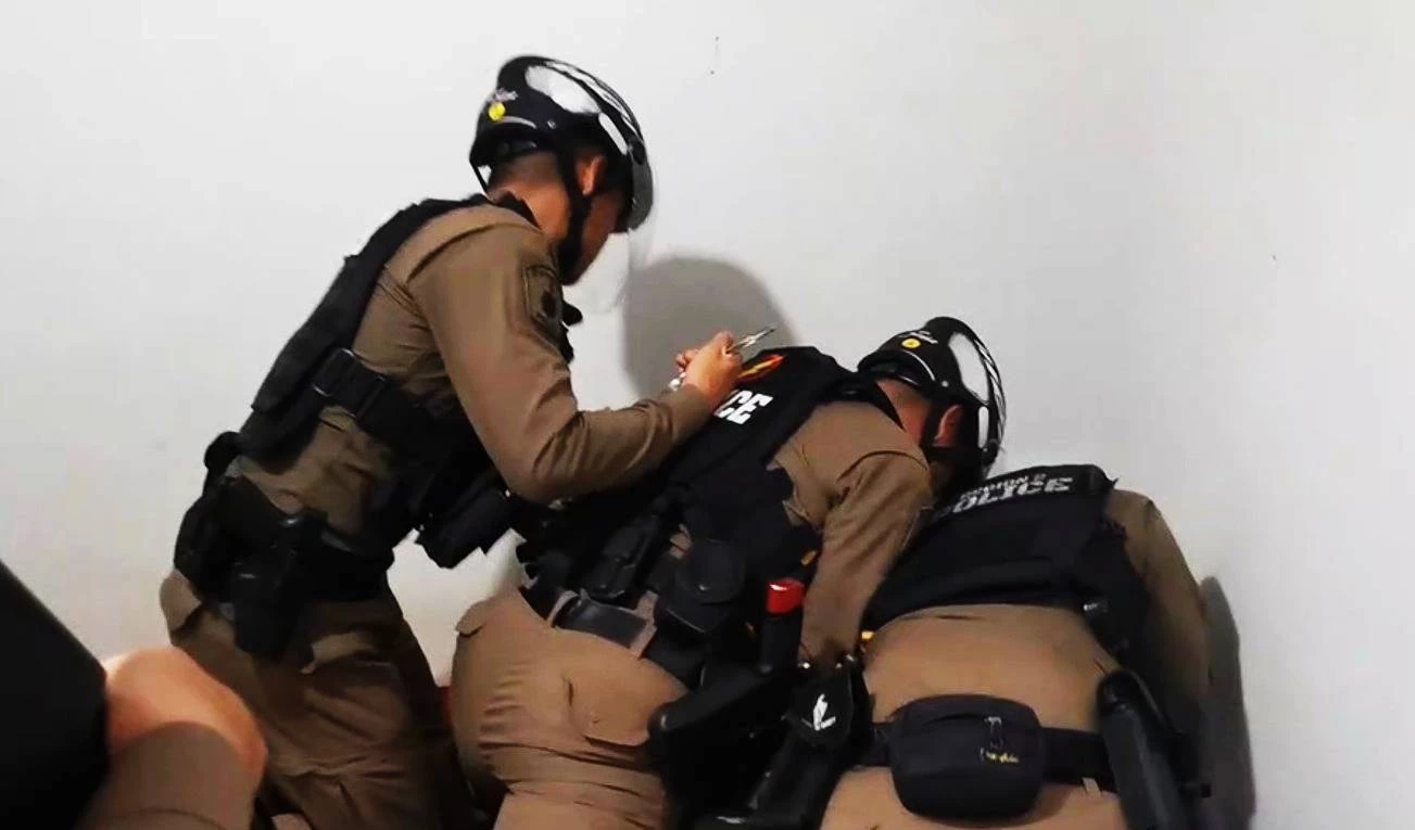 ตำรวจบ้านฉางบุกชาร์จ "พ่อคลั่งยา จับลูกสาววัย 12 เป็นตัวประกัน"