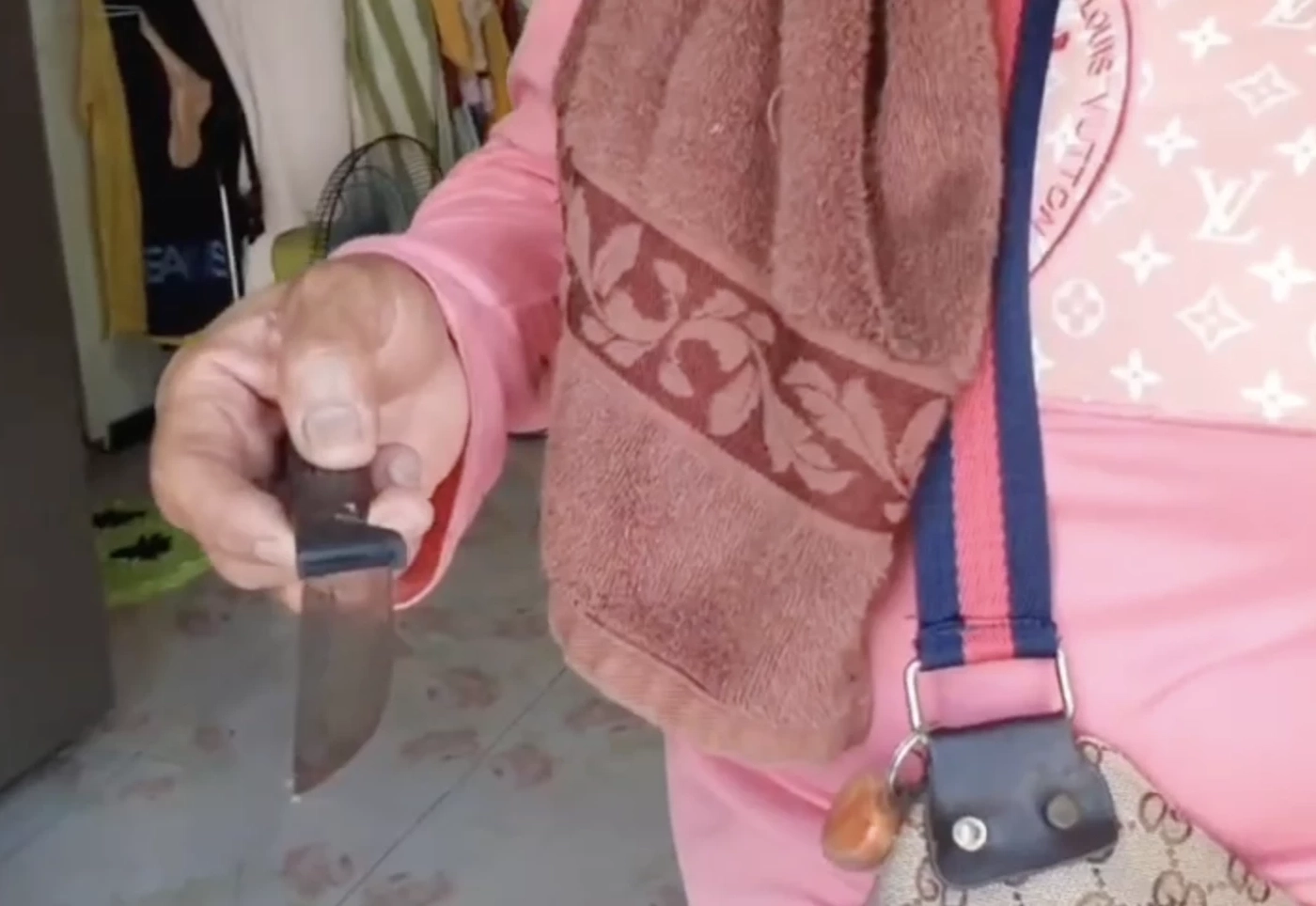 ไม่พอใจเมียให้กินข้าวก่อนไปกินเหล้า คว้ามีดแทงคอประชด