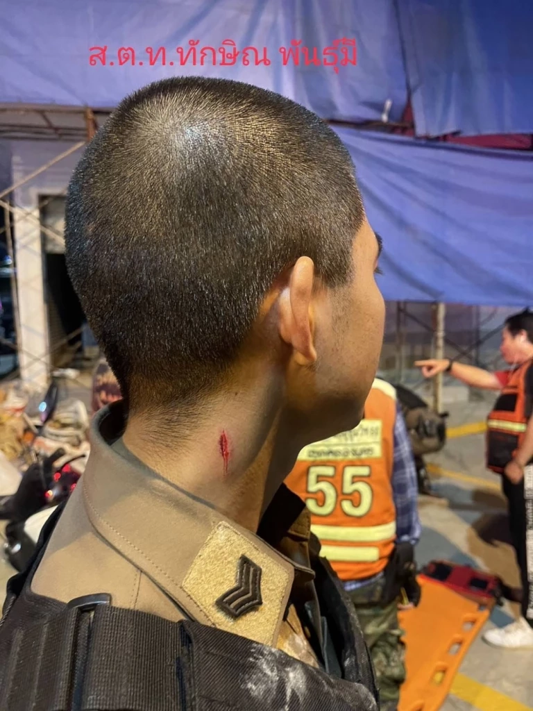 ช่างทาสี เมายา คว้าเสียมฟาดตำรวจ ขณะเข้าระงับเหตุช่วยตัวเอง