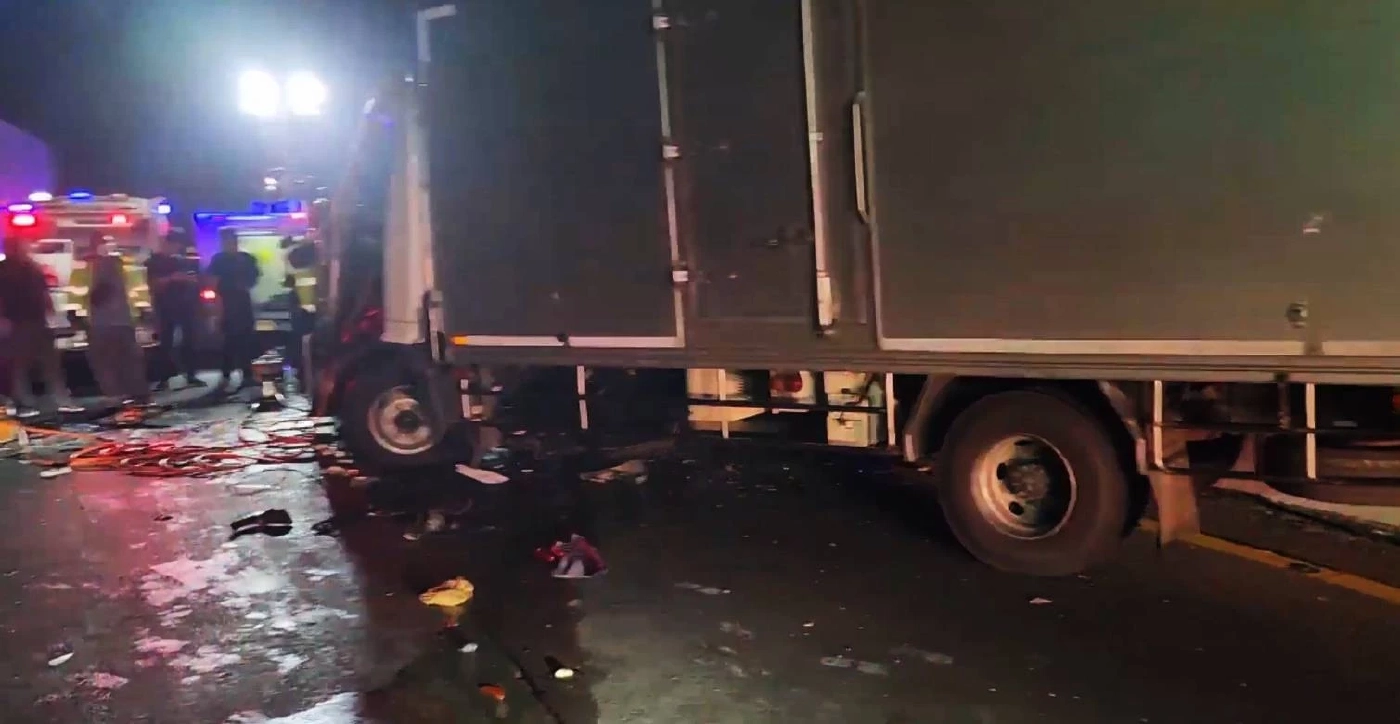 สยองรับอรุณ! รถบรรทุก 6 ล้อ บรรทุกไก่สด เบียดชนรถกระบะยับ