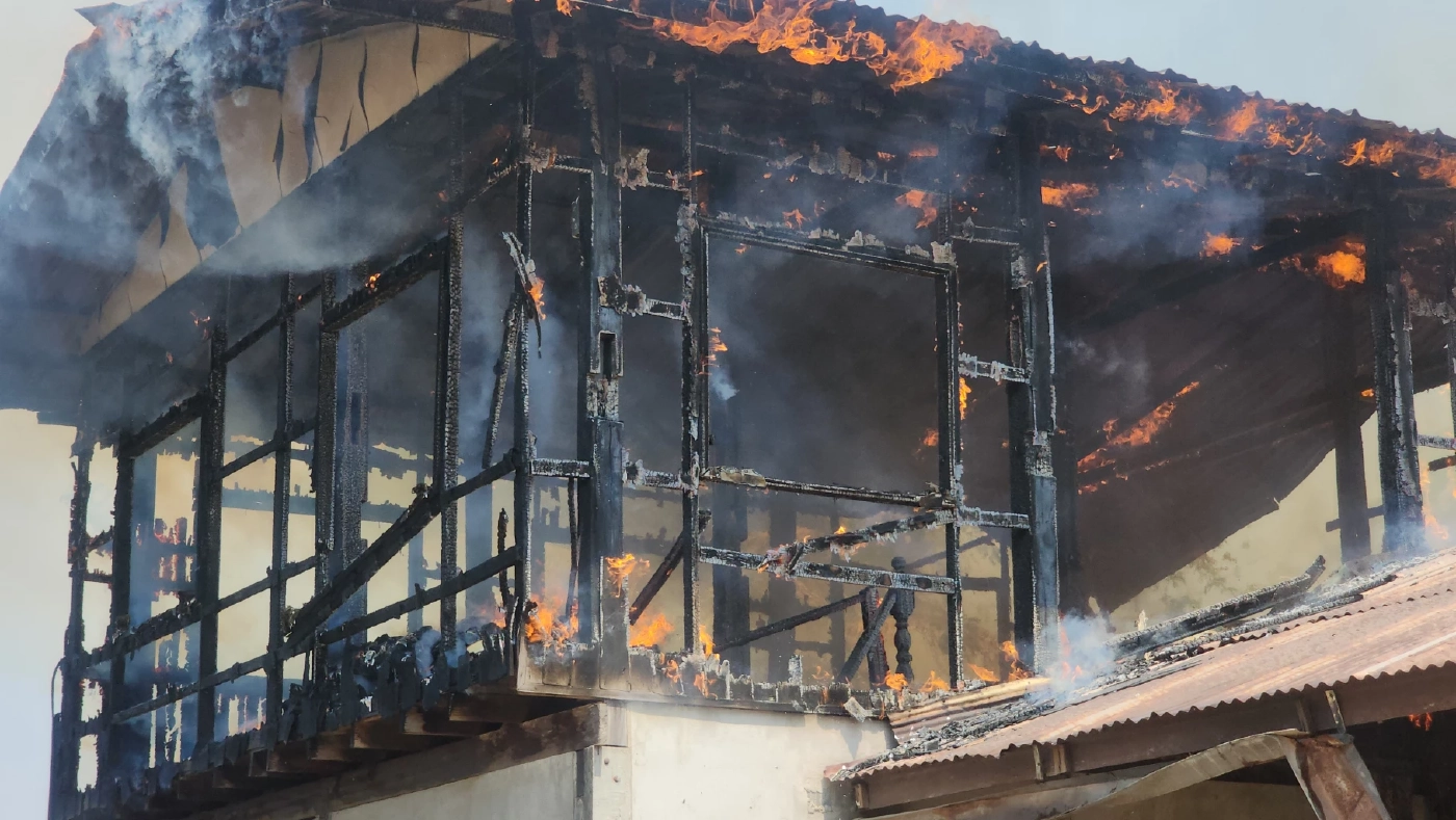 สลด! หญิงชราพิการ ร่ำไห้มองไฟไหม้บ้าน หลังเพื่อนบ้านช่วยออกมา เผยสาเหตุ