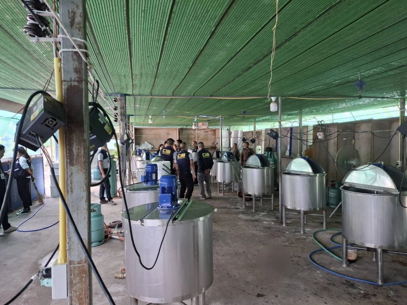 บุกทลาย โรงงานผลิต "ยาแก้ไอปลอม" 1.7 แสนขวด ใช้ผสม 4X100