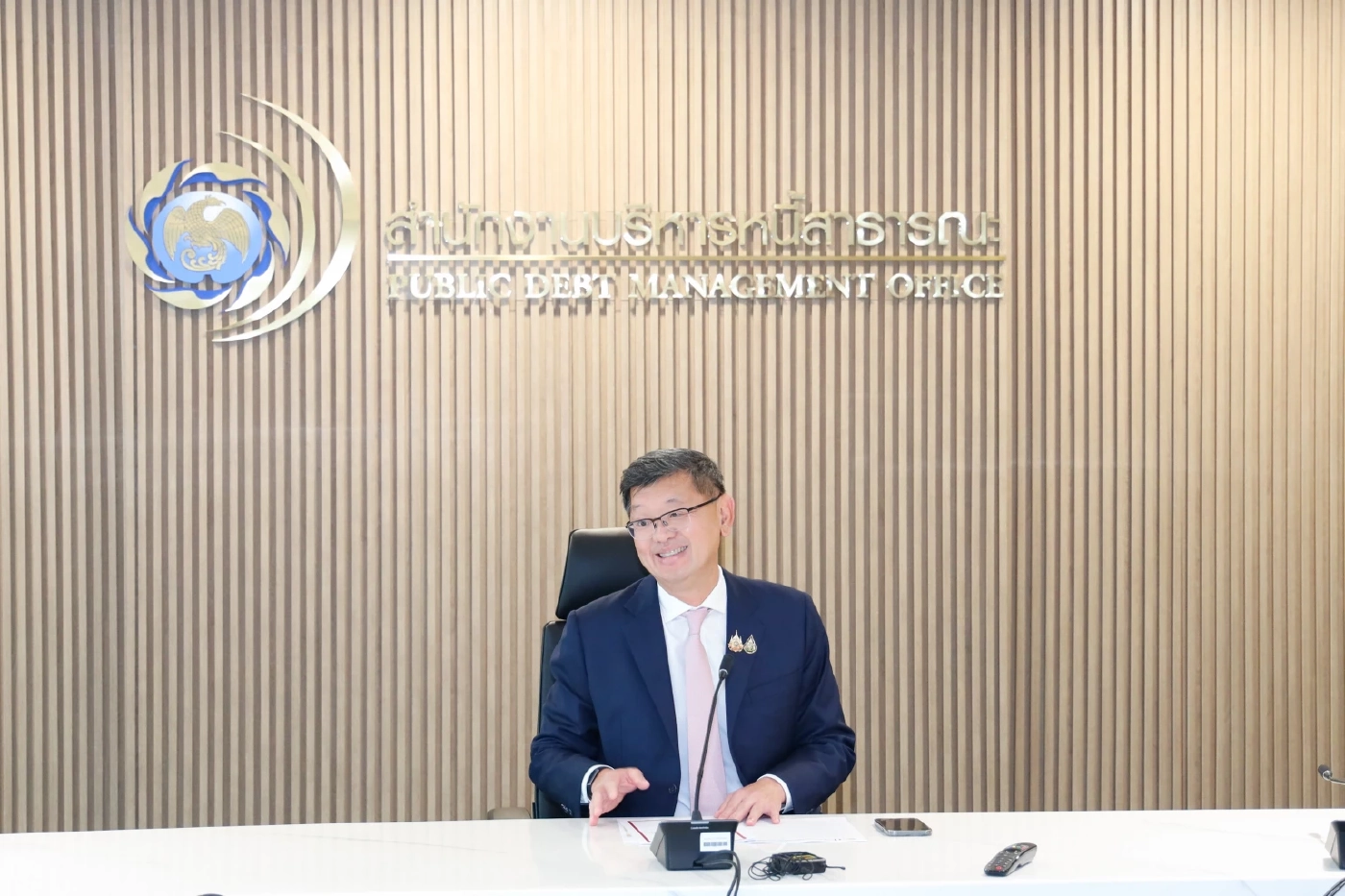 นายพชร อนันตศิลป์ ผู้อำนวยการสำนักงานบริหารหนี้สาธารณะ (สบน.) 