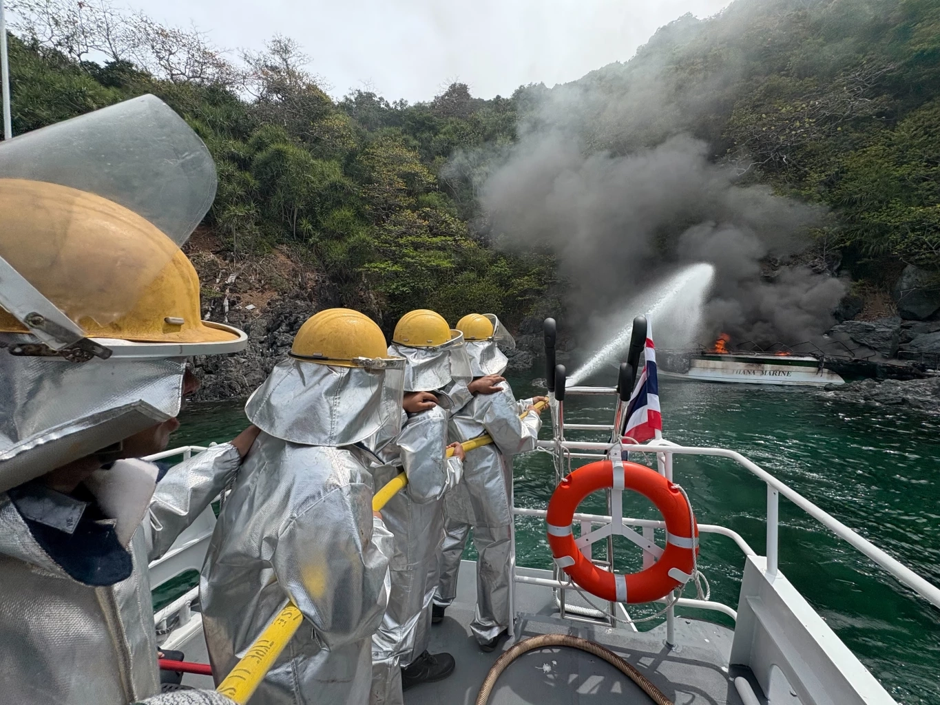 ระทึก! ไฟไหม้เรือสปีดโบ๊ทกลางทะเล นทท. 34 ชีวิต หนีเอาชีวิตรอด