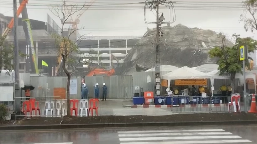 “ฝนตก” ไม่ถอย กู้ภัยปูพรมเร่งค้นหาอีก 73 ผู้สูญหายเหตุ “ตึกถล่ม”