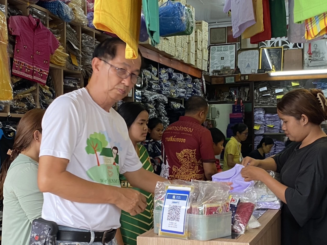 พ่อค้าชุดนักเรียน ส่อขาดทุนจากประกาศยกเลิกชุดลูกเสือ