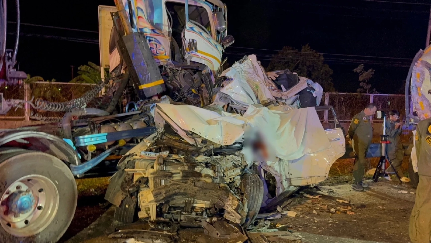 สลด จอดรถเปลี่ยนแพมเพิสให้หลาน ถูกรถพ่วงชนอัดก๊อบปี้ 10 ล้อ ดับ 8