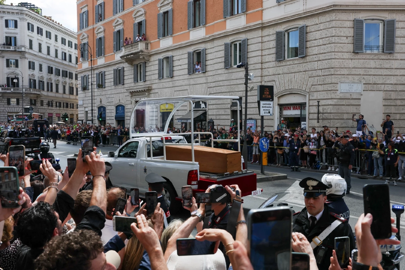 พิธีปลงพระศพโป๊ปฟรานซิส เรียบง่ายแต่แฝงไปด้วยสัญลักษณ์