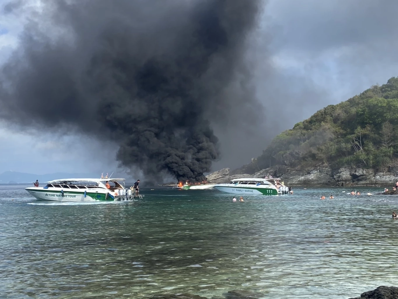 ระทึก! ไฟไหม้เรือสปีดโบ๊ทกลางทะเล นทท. 34 ชีวิต หนีเอาชีวิตรอด