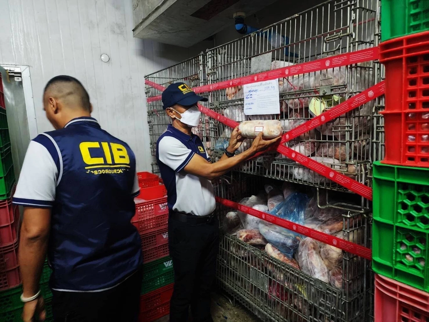 อ้วกแทบพุ่ง! "กวาดล้างหมูเถื่อน" กลางตลาดไท ยึดซากหมูเน่า 5 ตัน