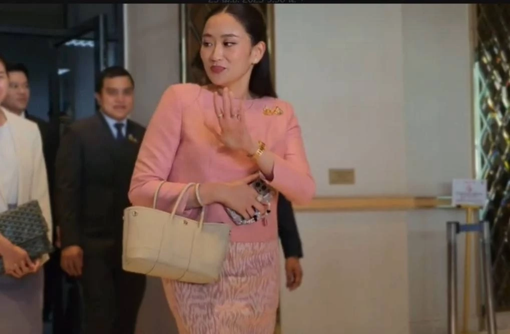 ภาพ นายกฯแพทองธาร  ชินวัตร เดินทางกลับจากเยือน กัมพูชา ค่ำวานนี้ ก่อนเข้าแอดมิท รพ. 