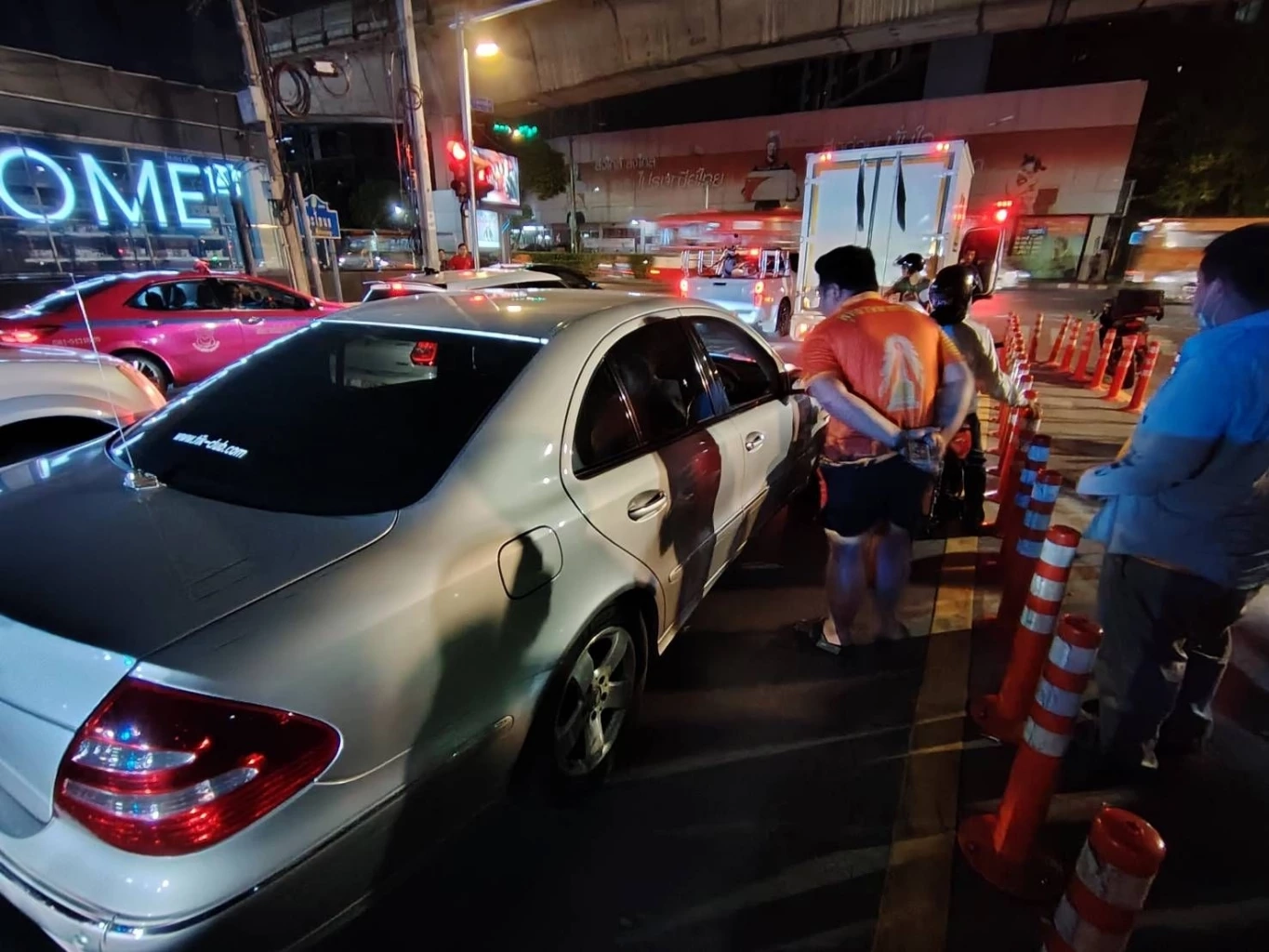 “พล.ต.อ.” ขับเบนซ์ชน รถจยย. ชี้แจงเหตุการณ์ ชนแล้วหนีไหม?