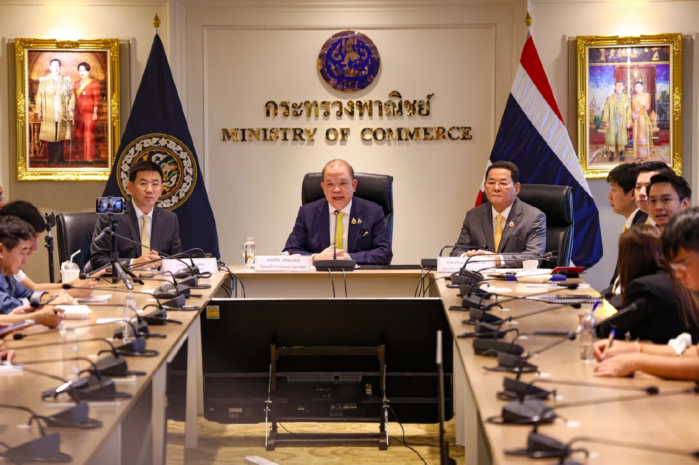 นายพิชัย นริพทะพันธุ์ รัฐมนตรีว่าการกระทรวงพาณิชย์ 