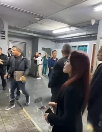 แชร์สนั่น! “บังมัด” ปะทะ “สันธนะ” กลางเลาจ์ทองหล่อ (มีคลิป)