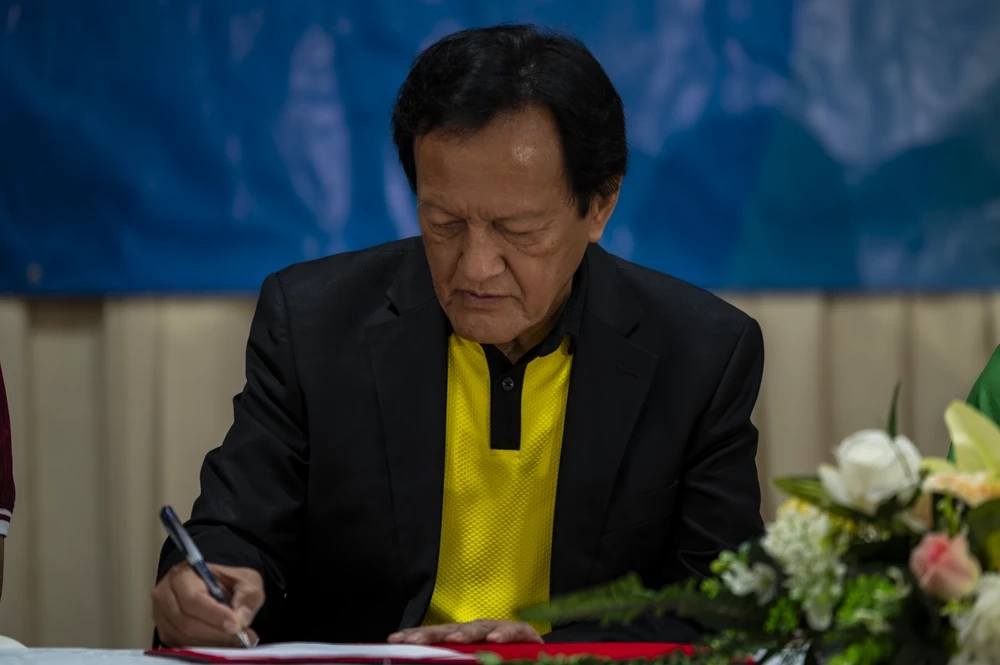 \"รร.ทวีธาฯ\" จับมือสโมสรการท่าเรือฯ เซ็น MOU ปั้นดาวฟุตซอล