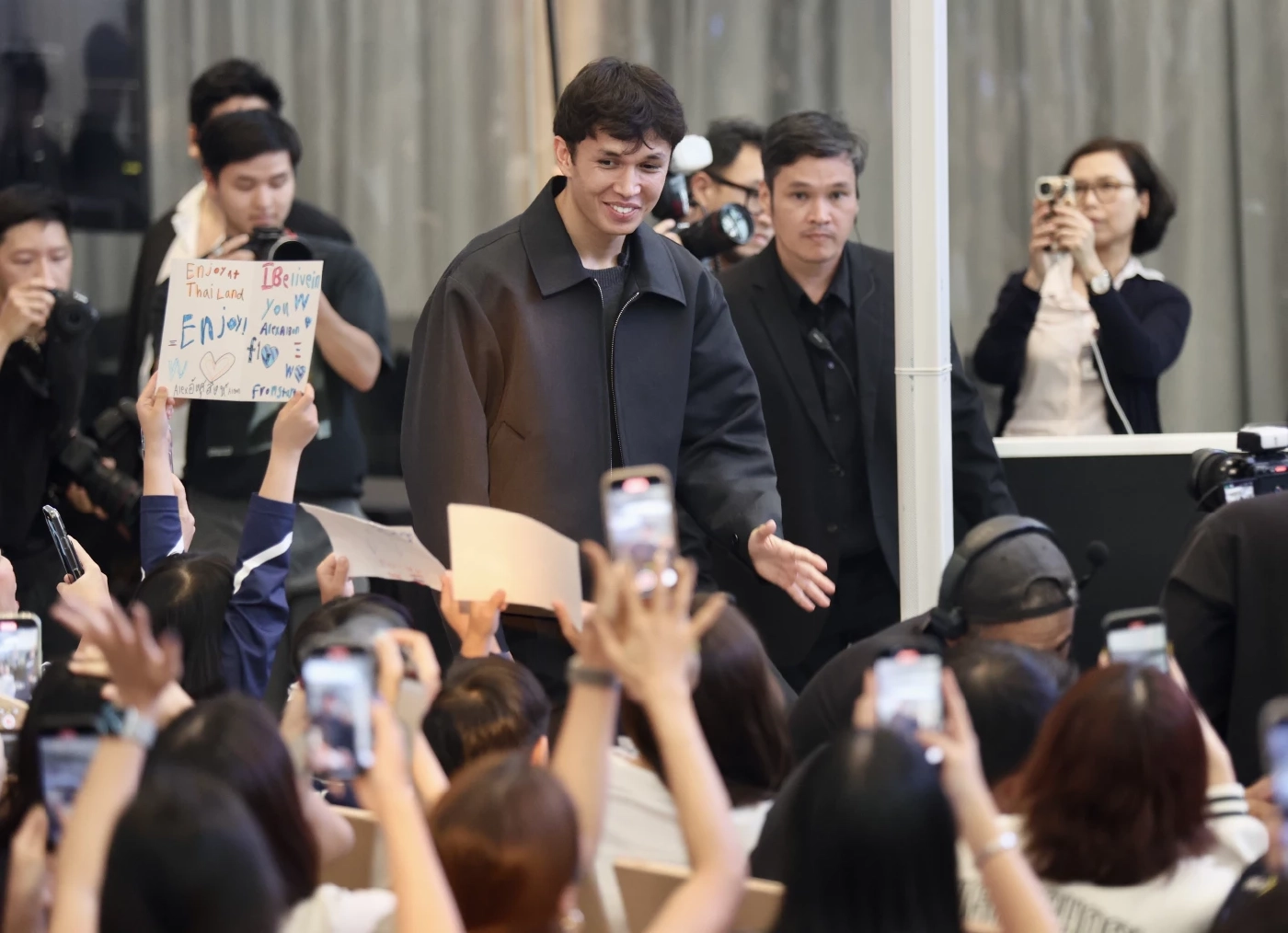 "อเล็กซ์ อัลบอน" สุดปลื้มได้เจอแฟนๆชาวไทย ก่อนลุย เอฟวัน ที่ญี่ปุ่น