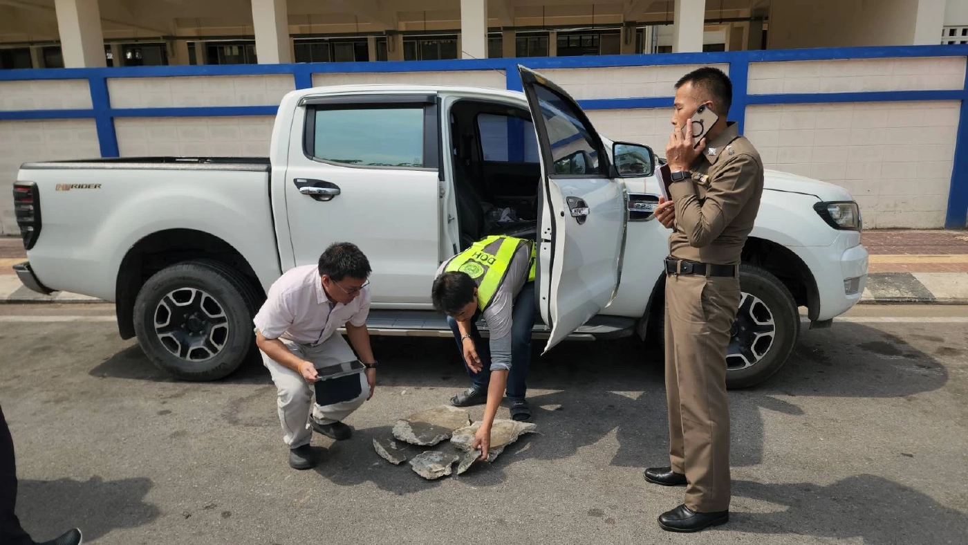 แขวงทางหลวงสมุทรสาคร เร่งหาสาเหตุ ก้อนปูนขนาดใหญ่ตกใส่รถ