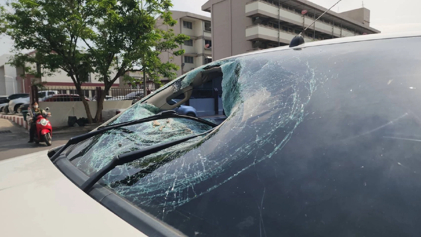 พระราม 2 อีกแล้ว ก้อนปูนขนาดใหญ่ตกใส่รถกระบะ ทะลุกระจกพังยับ