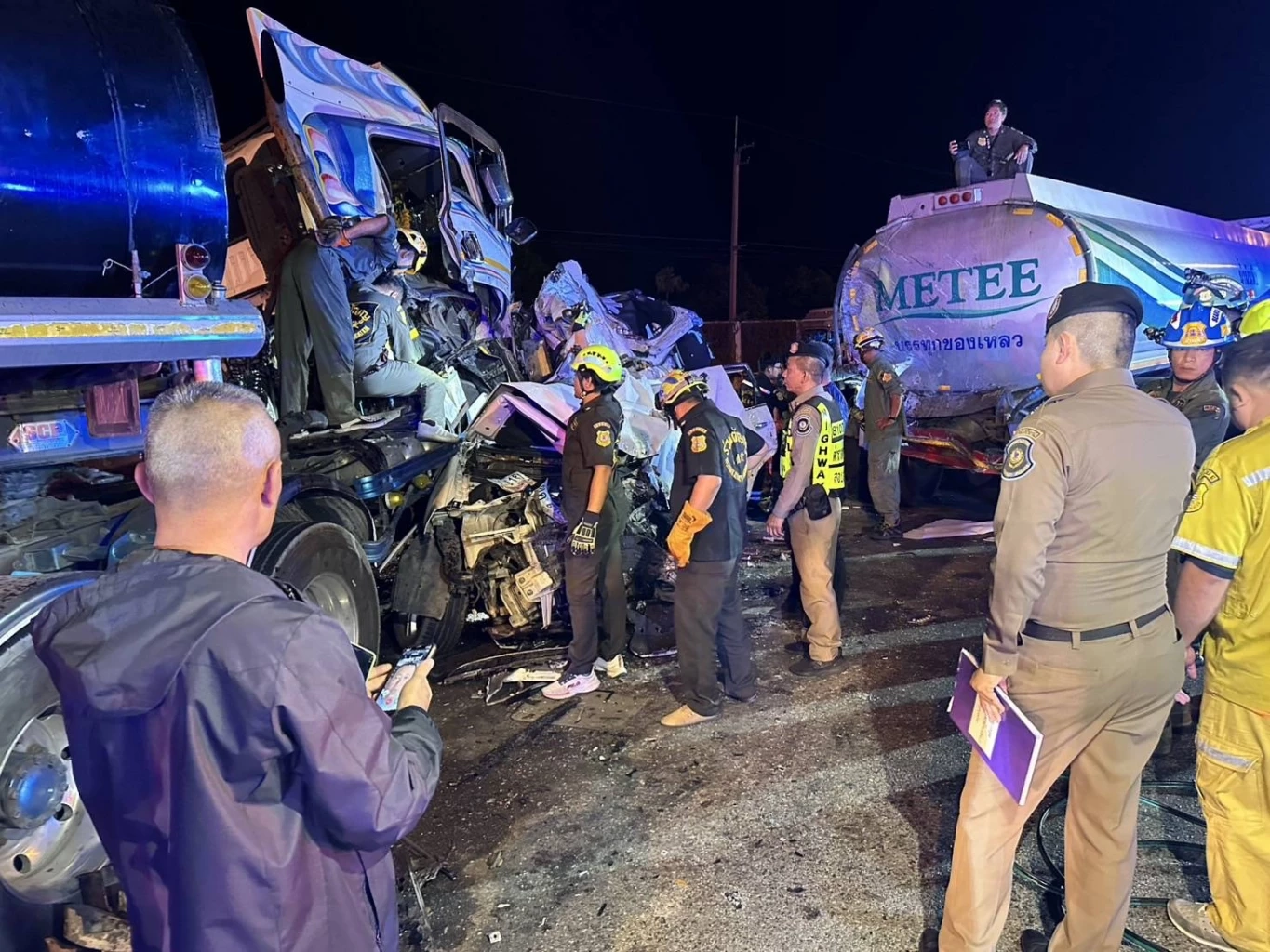 สลด จอดรถเปลี่ยนแพมเพิสให้หลาน ถูกรถพ่วงชนอัดก๊อบปี้ 10 ล้อ ดับ 8