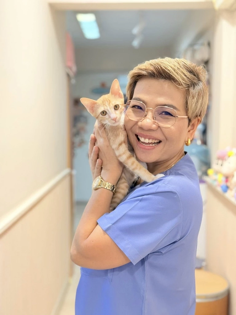 สัตวแพทย์หญิงวิภาวดี ปฐมรพีพงศ์ หัวหน้าสัตวแพทย์อาสาทำดี / เจ้าของวิภาวดีสัตวแพทย์ ถ่ายภาพคู่กับ น้องสตง  (ขอบคุณภาพ : วิภาวดีสัตวแพทย์)